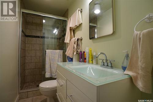 719 9Th Avenue N, Saskatoon, SK - Indoor Photo Showing Bathroom