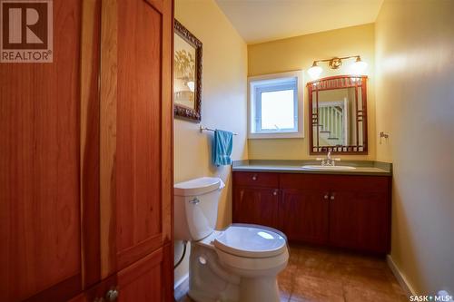 719 9Th Avenue N, Saskatoon, SK - Indoor Photo Showing Bathroom