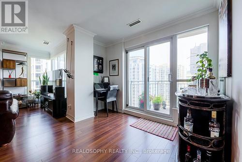 1618 - 2111 Lake Shore Boulevard W, Toronto, ON - Indoor Photo Showing Living Room