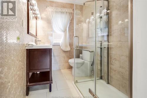 2307 Fraser Avenue, Windsor, ON - Indoor Photo Showing Bathroom