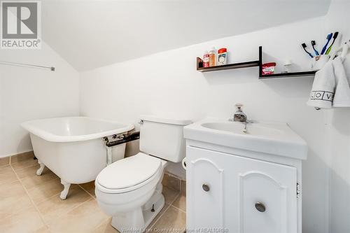 2307 Fraser Avenue, Windsor, ON - Indoor Photo Showing Bathroom