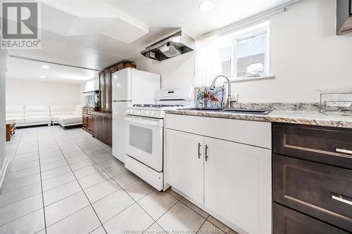 2307 Fraser Avenue, Windsor, ON - Indoor Photo Showing Kitchen