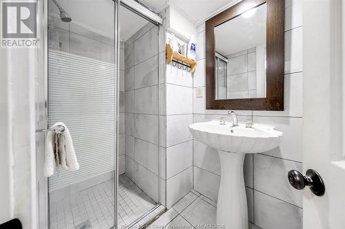 2307 Fraser Avenue, Windsor, ON - Indoor Photo Showing Bathroom