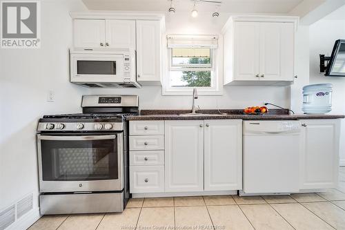 2307 Fraser Avenue, Windsor, ON - Indoor Photo Showing Kitchen