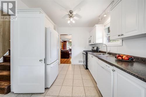 2307 Fraser Avenue, Windsor, ON - Indoor Photo Showing Kitchen