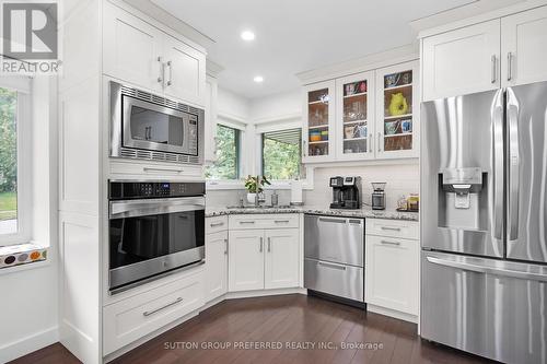 20 Knights Bridge Road, London, ON - Indoor Photo Showing Kitchen With Stainless Steel Kitchen With Upgraded Kitchen