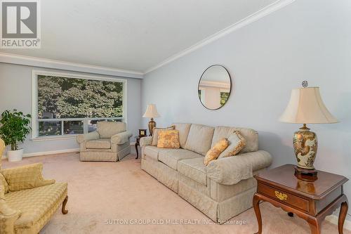 18 Bankfield Drive, Toronto, ON - Indoor Photo Showing Living Room