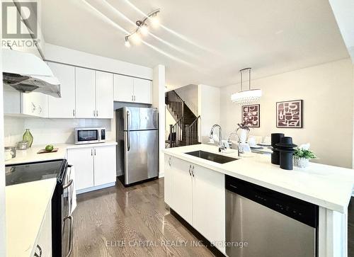 170 Dariole Drive, Richmond Hill, ON - Indoor Photo Showing Kitchen