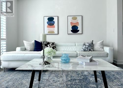 170 Dariole Drive, Richmond Hill, ON - Indoor Photo Showing Living Room