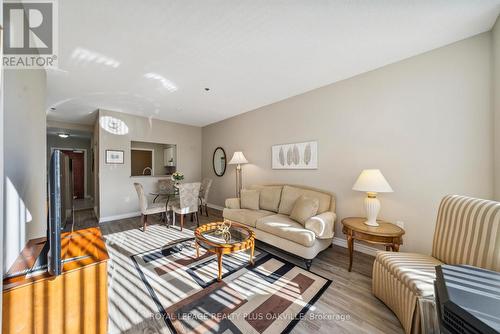 2115 - 100 Burloak Drive, Burlington, ON - Indoor Photo Showing Living Room