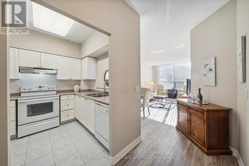 2115 - 100 Burloak Drive, Burlington, ON - Indoor Photo Showing Kitchen With Double Sink