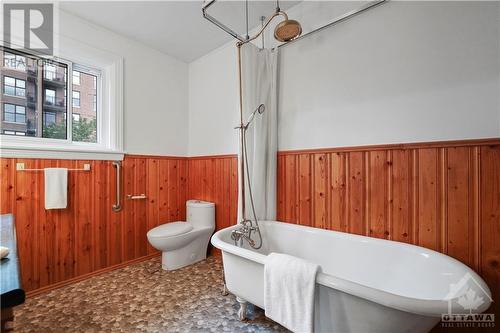 Full bathroom - 134 Caroline Avenue, Ottawa, ON - Indoor Photo Showing Bathroom