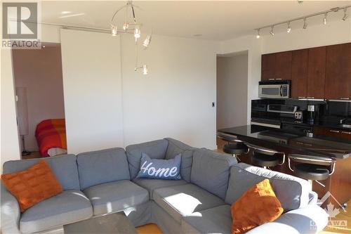 179 George Street Unit#2008, Ottawa, ON - Indoor Photo Showing Living Room