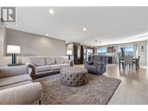 339 Arab Road, Kelowna, BC - Indoor Photo Showing Living Room