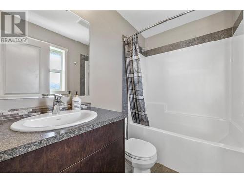 339 Arab Road, Kelowna, BC - Indoor Photo Showing Bathroom