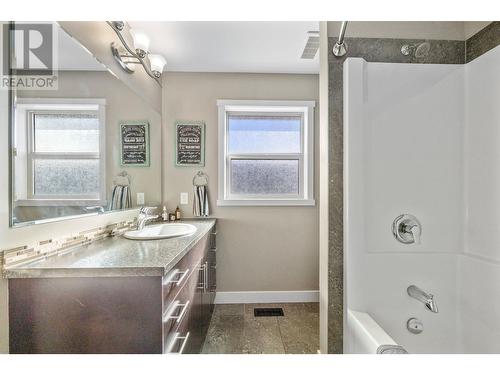 339 Arab Road, Kelowna, BC - Indoor Photo Showing Bathroom