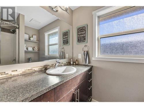 339 Arab Road, Kelowna, BC - Indoor Photo Showing Bathroom