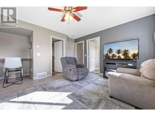 339 Arab Road, Kelowna, BC - Indoor Photo Showing Living Room