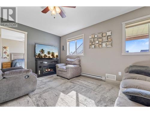 339 Arab Road, Kelowna, BC - Indoor Photo Showing Living Room