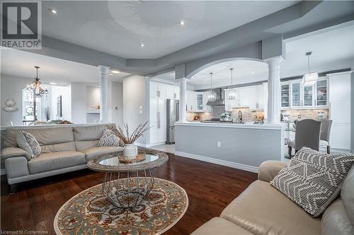 97 Chartwell Circle, Hamilton, ON - Indoor Photo Showing Living Room