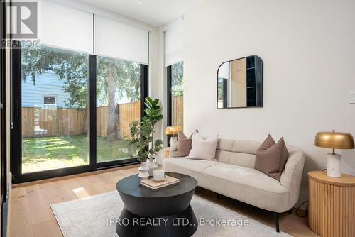 951B Greenwood Avenue, Toronto, ON - Indoor Photo Showing Living Room