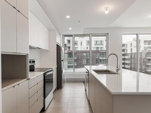 Vue d'ensemble - 910-5265 Rue Mackenzie, Montréal (Côte-Des-Neiges/Notre-Dame-De-Grâce), QC - Indoor Photo Showing Kitchen With Double Sink With Upgraded Kitchen