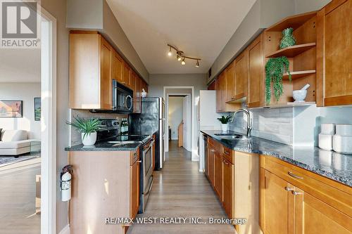 708 - 50 Quebec Avenue, Toronto, ON - Indoor Photo Showing Kitchen