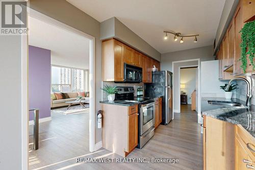 708 - 50 Quebec Avenue, Toronto, ON - Indoor Photo Showing Kitchen