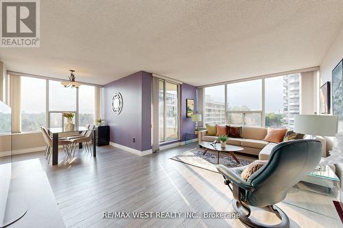 708 - 50 Quebec Avenue, Toronto, ON - Indoor Photo Showing Living Room