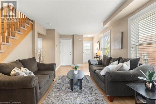 20 Slater Court, Hamilton, ON - Indoor Photo Showing Living Room