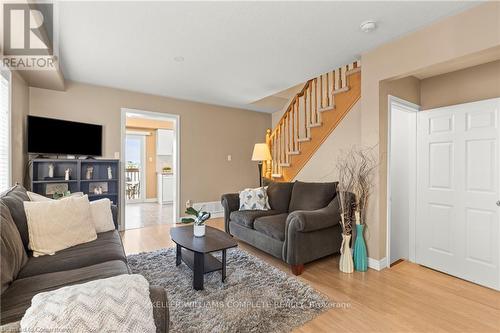 20 Slater Court, Hamilton, ON - Indoor Photo Showing Living Room