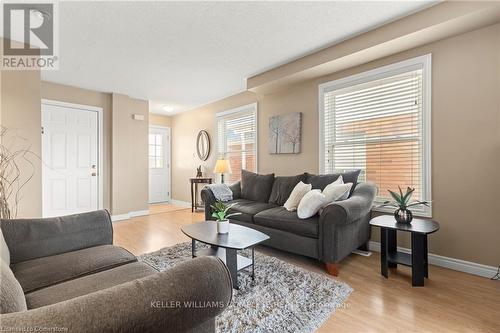 20 Slater Court, Hamilton, ON - Indoor Photo Showing Living Room