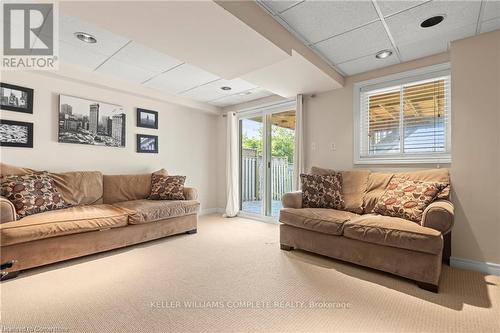 20 Slater Court, Hamilton, ON - Indoor Photo Showing Living Room