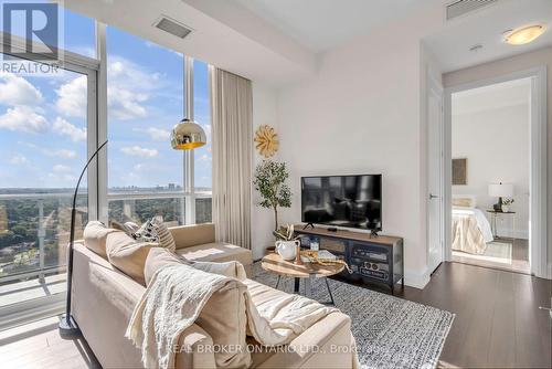 Ph10 - 18 Graydon Hall Drive, Toronto, ON - Indoor Photo Showing Living Room