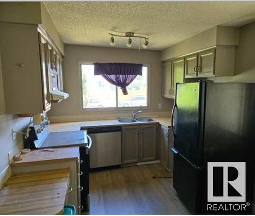 11403 139 Av Nw Nw, Edmonton, AB - Indoor Photo Showing Kitchen With Double Sink