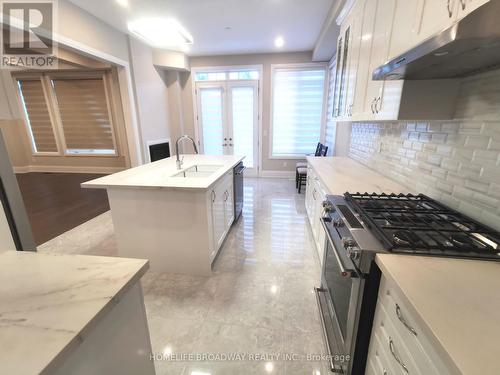 98 Marbrook Street, Richmond Hill, ON - Indoor Photo Showing Kitchen With Upgraded Kitchen