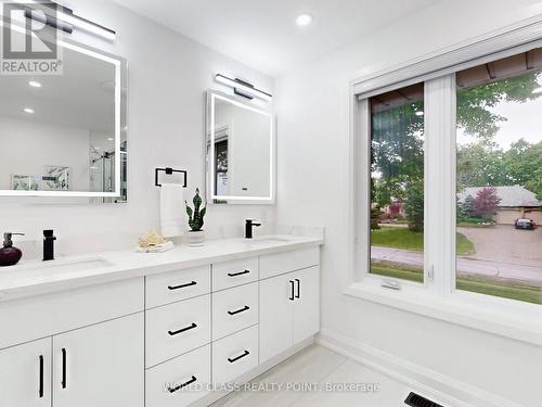 60 Klein'S Ridge, Vaughan, ON - Indoor Photo Showing Bathroom