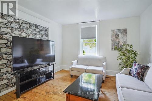 532 Dundas Street, Belleville, ON - Indoor Photo Showing Living Room