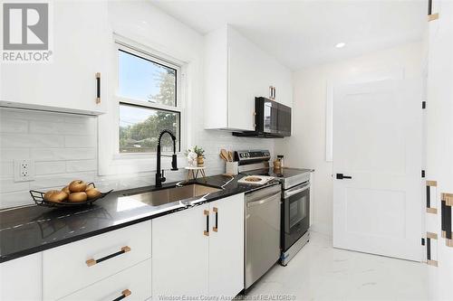 3521 Dominion Boulevard, Windsor, ON - Indoor Photo Showing Kitchen