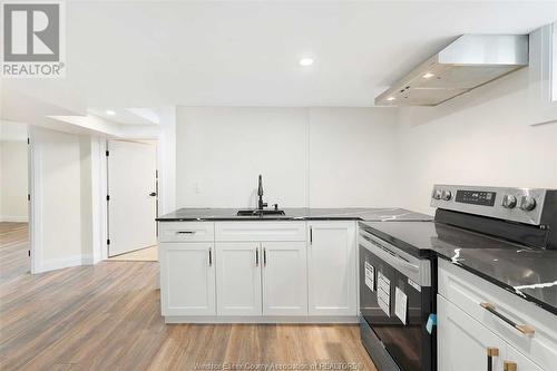 3521 Dominion Boulevard, Windsor, ON - Indoor Photo Showing Kitchen