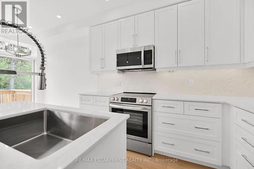 35 Kingfisher Drive, Hamilton, ON - Indoor Photo Showing Kitchen