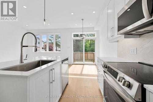 35 Kingfisher Drive, Hamilton, ON - Indoor Photo Showing Kitchen With Upgraded Kitchen