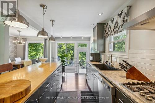 207 West River Road, Cambridge, ON - Indoor Photo Showing Kitchen With Upgraded Kitchen