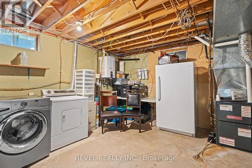 105 Dorothy Street, St. Catharines, ON - Indoor Photo Showing Laundry Room