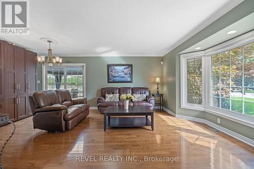 105 Dorothy Street, St. Catharines, ON - Indoor Photo Showing Living Room