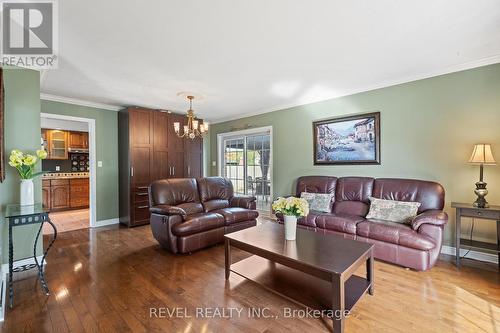 105 Dorothy Street, St. Catharines, ON - Indoor Photo Showing Living Room