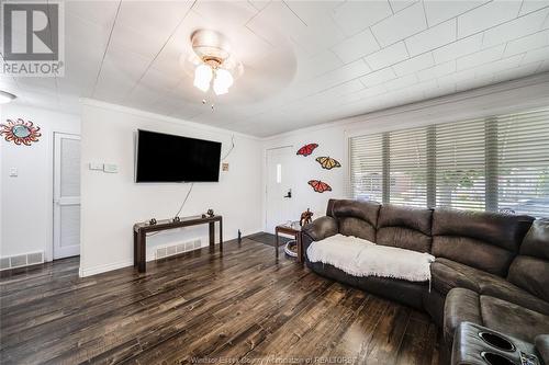 1572 Westcott Road, Windsor, ON - Indoor Photo Showing Living Room