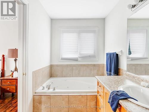 56 Geranium Avenue, Hamilton, ON - Indoor Photo Showing Bathroom