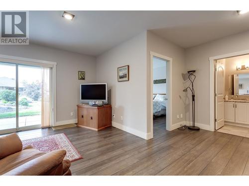 3474 Pine Valley Drive, Kelowna, BC - Indoor Photo Showing Living Room