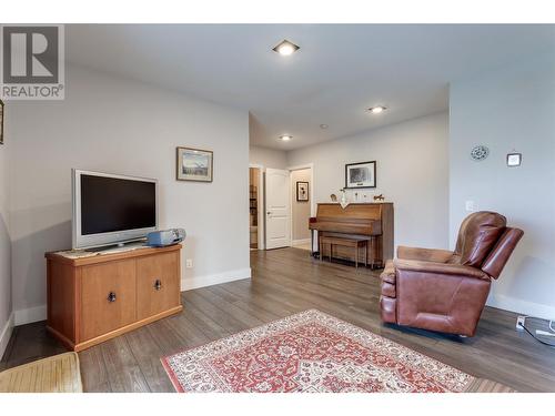 3474 Pine Valley Drive, Kelowna, BC - Indoor Photo Showing Living Room